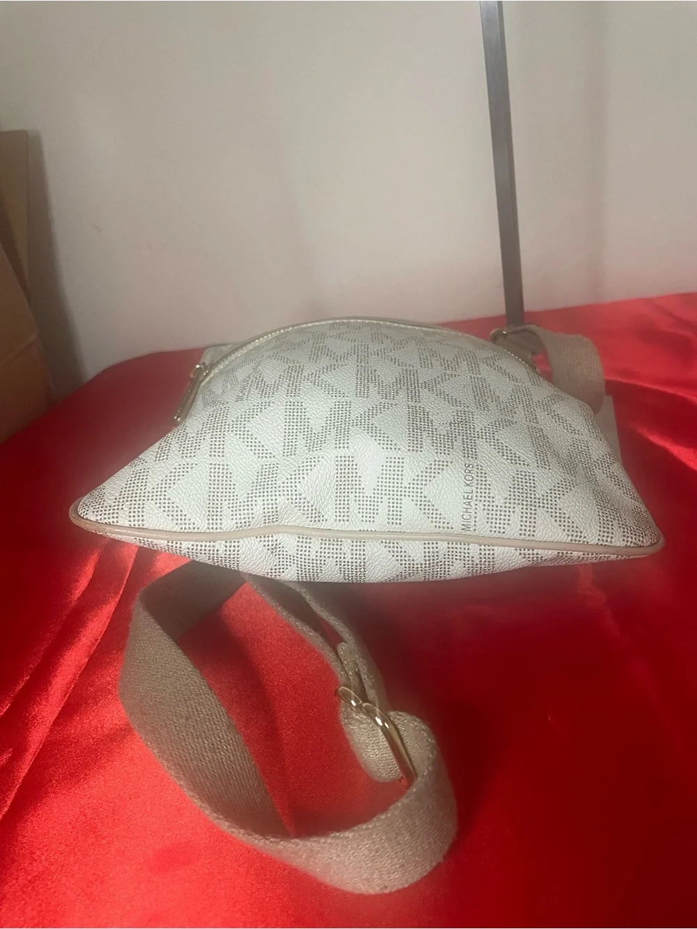Authentic Michael Kors Purse #096NC Michael Kors Jet Set Crossbody Bag vanilla